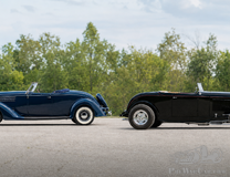 Una dopo l’altra: Ford V8 De Luxe Roadster del 1936 contro Ford Hot Rod 'High-Boy' Roadster del 1932