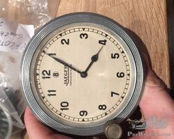 Montre Jaeger fond blanc  en très bon état