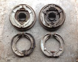 Citroën AC4 - C6E, Brake shoes with anchor plates. Segments de frein avec flasques.