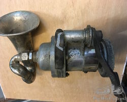 Motorcycle horn, wheel-driven