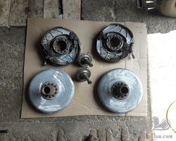 2 drums (covers and alloy drums) of 39 cm diameter with 4 drills, width of drums 6 cm, hub 72 mm with the 2 connections, ideal for a racing car