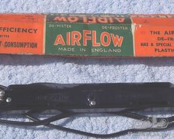 Air-flow bakelite screen demister