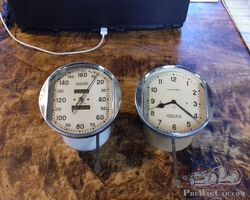 Jaeger electric clock with white background, original condition, 120 mm diameter Jaeger speedo with white background,160 km/h