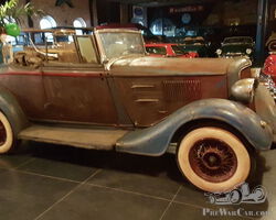 Plymouth cabriolet met dicky seat.