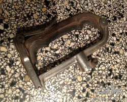 Suspension for a convertible top, presumably Citroen C4 or B12 B14