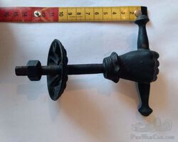 Mascotte Antique clenched fist metal black