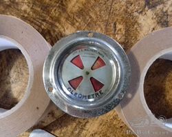 malivert,an oil pressure meter.