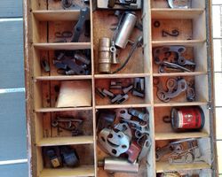 Box with contact points, capacitator and other pieces