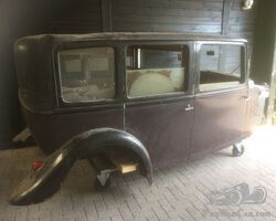 1936 Daimler landaulete body with separate window with rearaxle (automatic) trans fueltank fenders runningboards grill headlights and a lot more parts