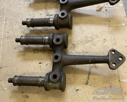 Alfa Romeo 6C 2500: set of suspension brackets