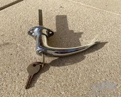 2 door handles