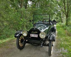 1915/16 Overland model 83b Five-Passenger Touring Car