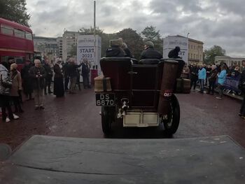 Live vanaf de start van de 2023 London to Brighton Veteran Car Run met een Columbia uit 1902