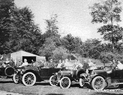 Everybody loves a parade (UPDATE II: Buick and Ford or Overland?)