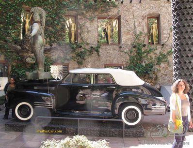 Salvador Dali's present to Gala ( Upd. 400 cars; two mascots)