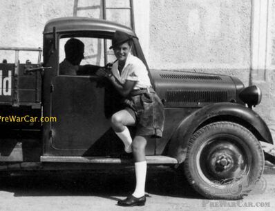 A Girlie Beer Ad Mystery. (Upd. air cooled Phänomen truck?)