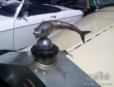 Fish tailing Moon mascot (upd. sixties fishing lure !)