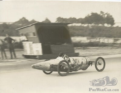 Gwenda Hawkes  flying  'The Jappic'
