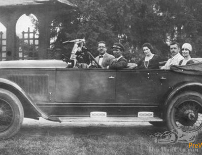 These ladies are still smiling near Count Dracula's castle. (update: old quiz car...)