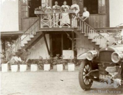 The Sumatra Seven-Photo Mystery (update: three different cars)