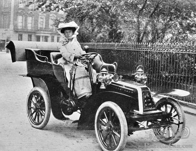 Vera's car catches fire and she flies away (update: 1903/4 Renault?)