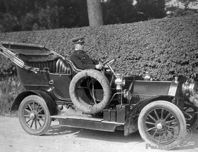 Three Chauffeur-driven Mysteries (Update: Humber, Renault, Wolseley)