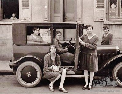 Five Ladies dressed for a Mathis (Update: 1925/26 Opel)