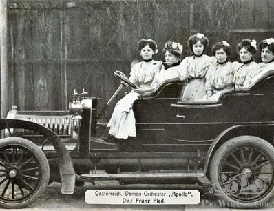 An Austrian ladies orchestra in a Dutch car