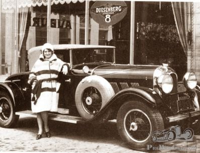 A fashionable Auburn 8-120 driven with a fashionable coat