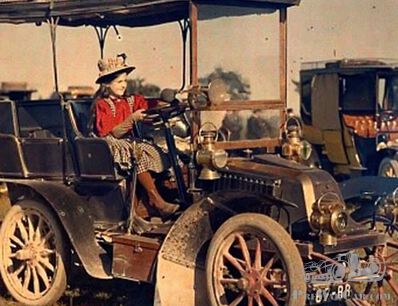 1902 Renault- The first colour photograph of an automobile