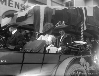 A Friday Lady Mystery - whereby the ladies are dressed in their finest