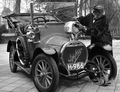 Filling up a Spyker. But which Spyker?