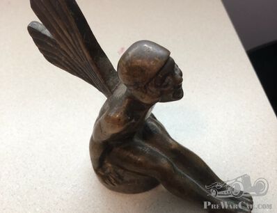 A mysterious flying (hood) ornament