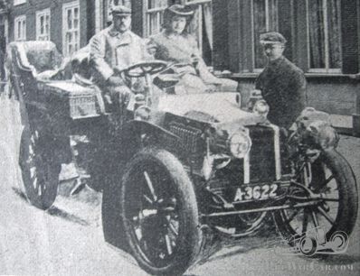 What make is the Gliddens’ car?