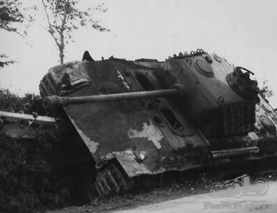 Le Musée des Blindés de Saumur présente le char Panther et, en démonstration, le char amphibie AMX 10 PAC 90.