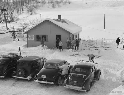 Porte-skis à l'arrière, glaçons sur les pare-chocs