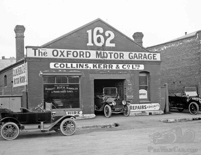 L'intérieur du garage automobile d'Oxford de 1912