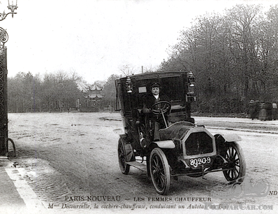 Madame Decourcelle ― la première femme-chauffeur de taxi de Paris?