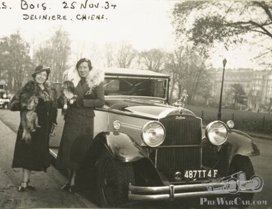 Mademoiselle Vendredi prepares for Rétromobile
