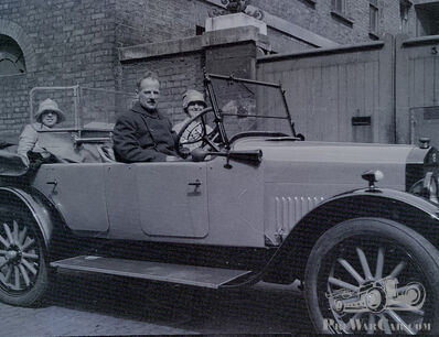 Monday Mystery: a large American tourer on a cobbled London street