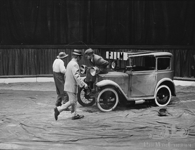 Clowns in een Austin Seven