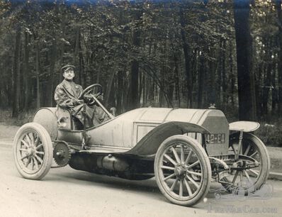 The marvellous Mercedes with a mysterious driver