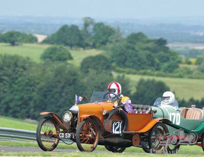 Lichte auto's trotseren hevige regen tijdens de 2023 Longstone Light Car Race