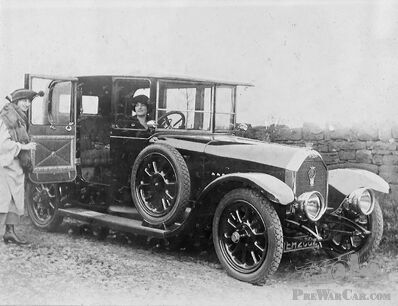 Deux petites femmes ou une très grande Humber?