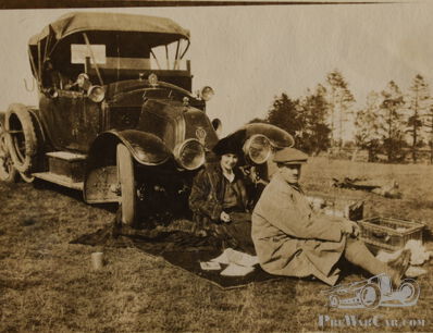 Picnicking in style with a grand Edwardian Renault