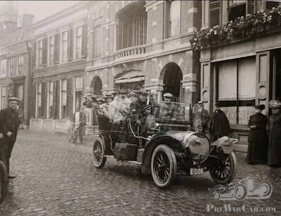 Le roi de la rue principale: une promenade majestueuse dans une belle Spyker