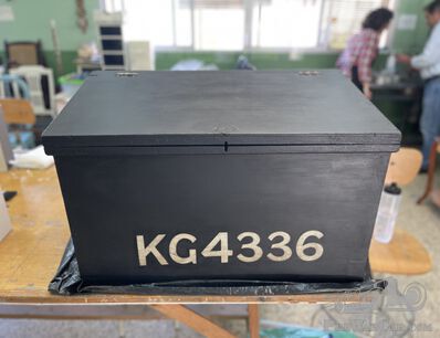 Identification request: an antique car trunk?