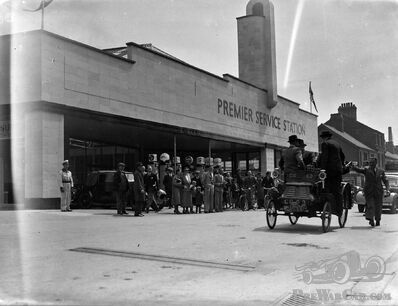 Acheter une Morris ou une Benz? Une antiquité allemande ouvre le garage britannique du futur