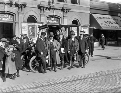 Sostieni il coraggioso piccolo Belgio: una raccolta fondi in tempo di guerra con un piccolo landaulet