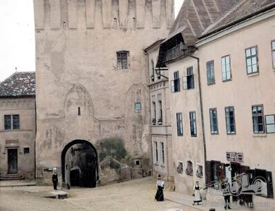 Unidentified car impressing bystanders in mediæval Sighișoara